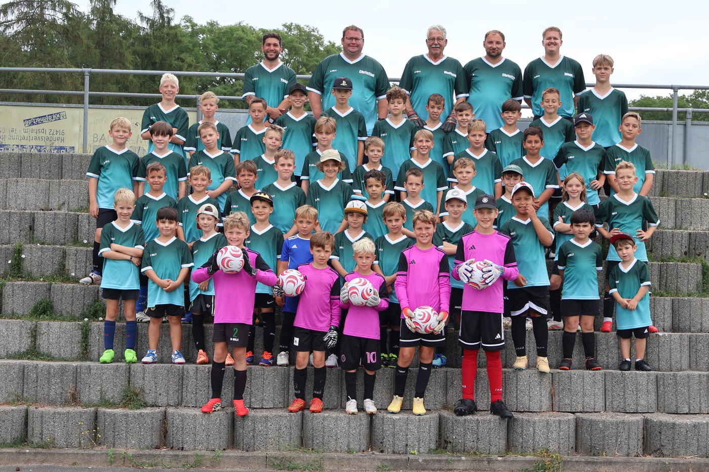 Die Teilnehmerinnen und Teilnehmer des Sporcher Fußballcamps 2026 mit ihren Betreuern